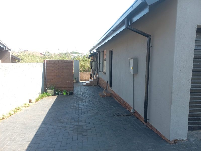 Modern Comfort Meets Convenience in Soshanguve Block BB - Photo 5