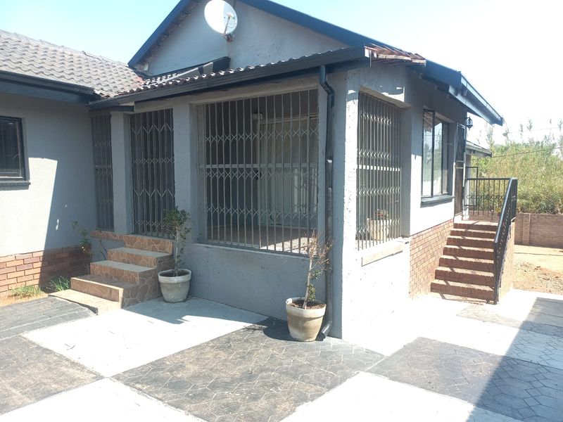 Modern Comfort Meets Convenience in Soshanguve Block BB - Photo 6