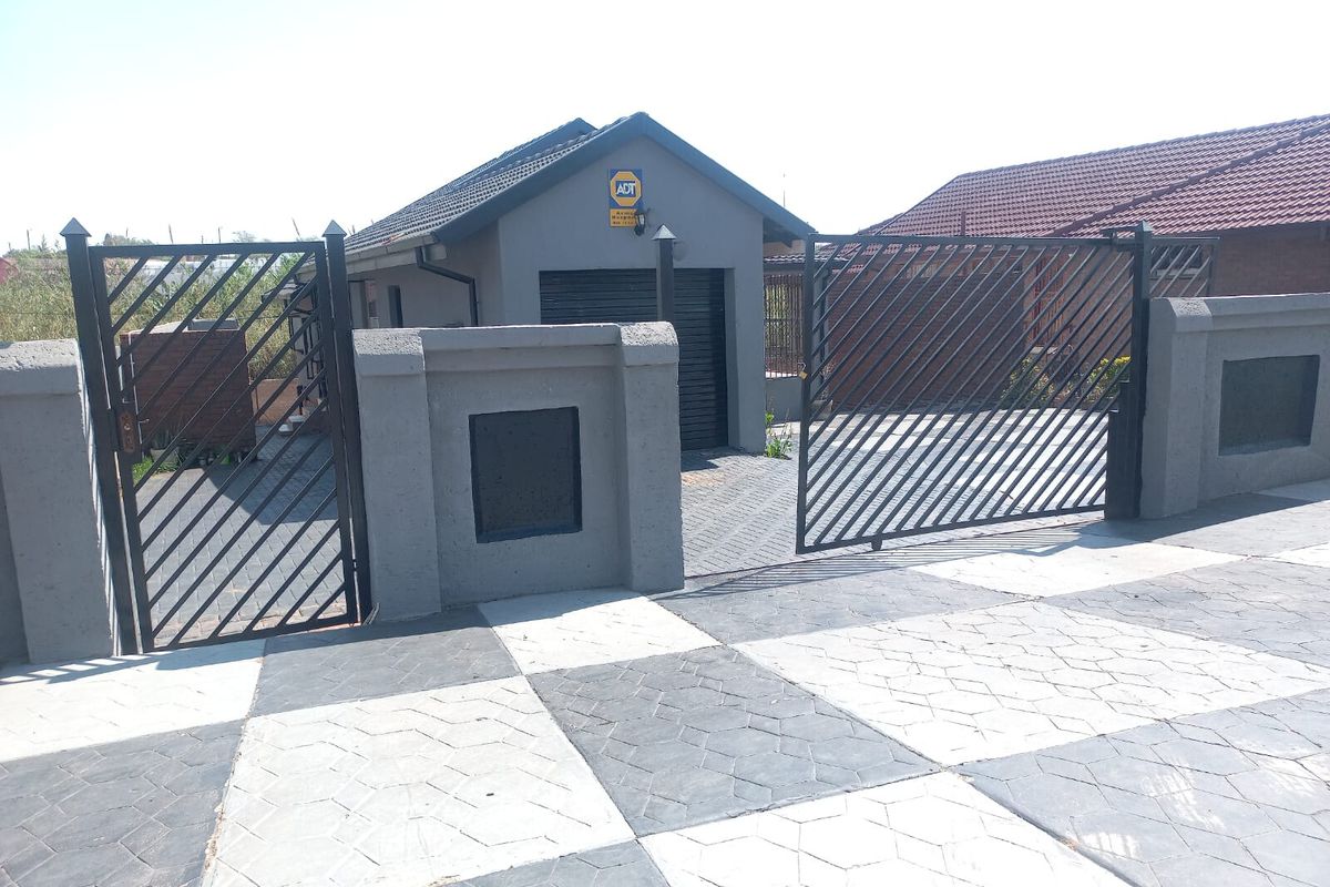 Modern Comfort Meets Convenience in Soshanguve Block BB - Photo 2