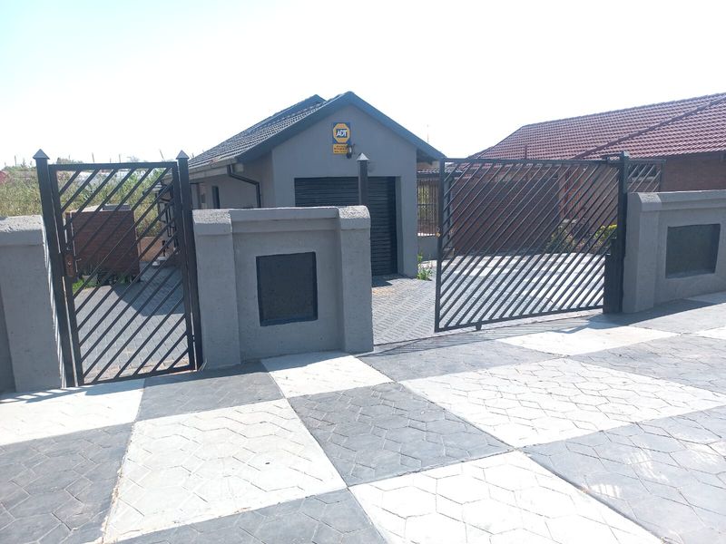 Modern Comfort Meets Convenience in Soshanguve Block BB - Photo 2