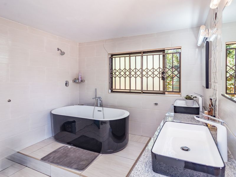 PALATIAL 10 BEDROOMED EN-SUITE RESIDENCE IN BOOMED OFF ENCLOSURE IDEAL FOR AIR B&B OR GUESTHOUSE - Photo 7