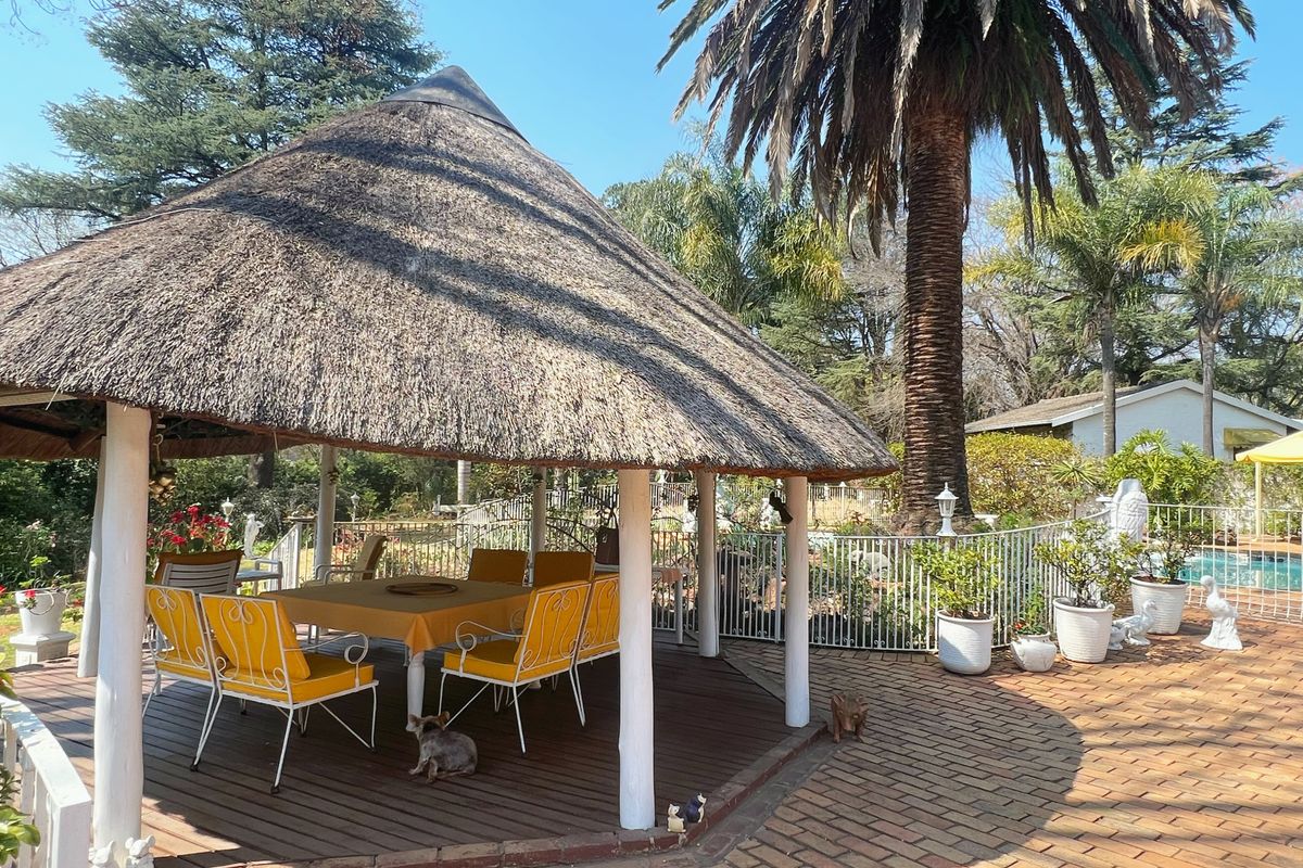 4 Bedroom Family Home + Two Self‐Contained Cottages - Photo 3