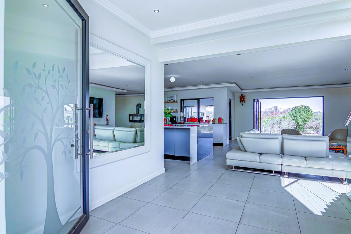 Where Space, Nature, and Luxury Live in Harmony - Photo 4