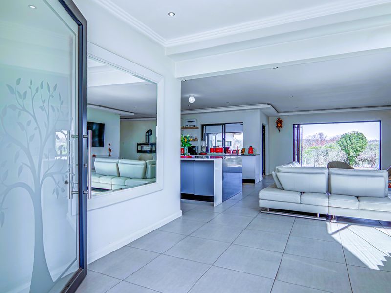 Where Space, Nature, and Luxury Live in Harmony - Photo 4