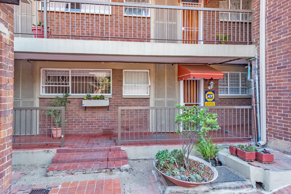 PET FRIENDLY.  SPACIOUS.  GROUND FLOOR UNIT. - Photo 4