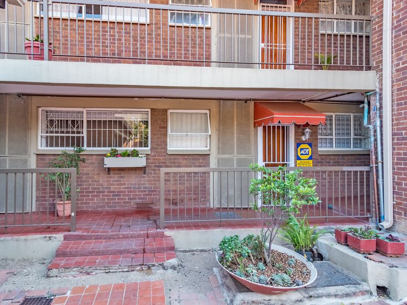 PET FRIENDLY.  SPACIOUS.  GROUND FLOOR UNIT. - Photo 4