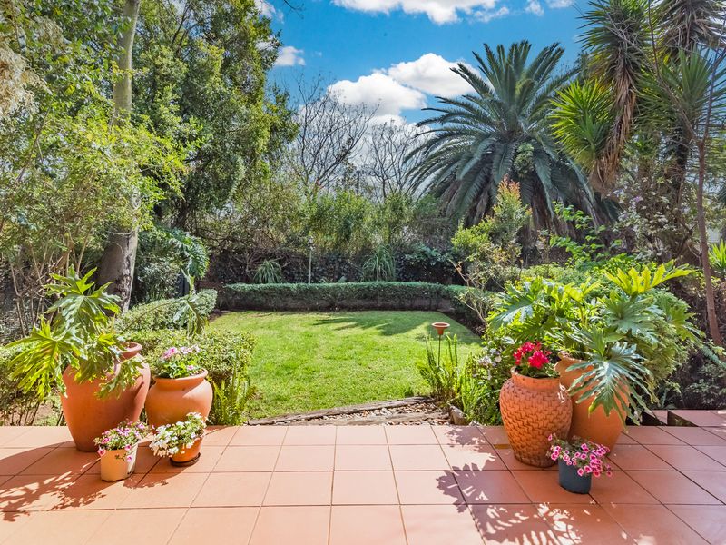 PET FRIENDLY.  SPACIOUS.  GROUND FLOOR UNIT. - Photo 2