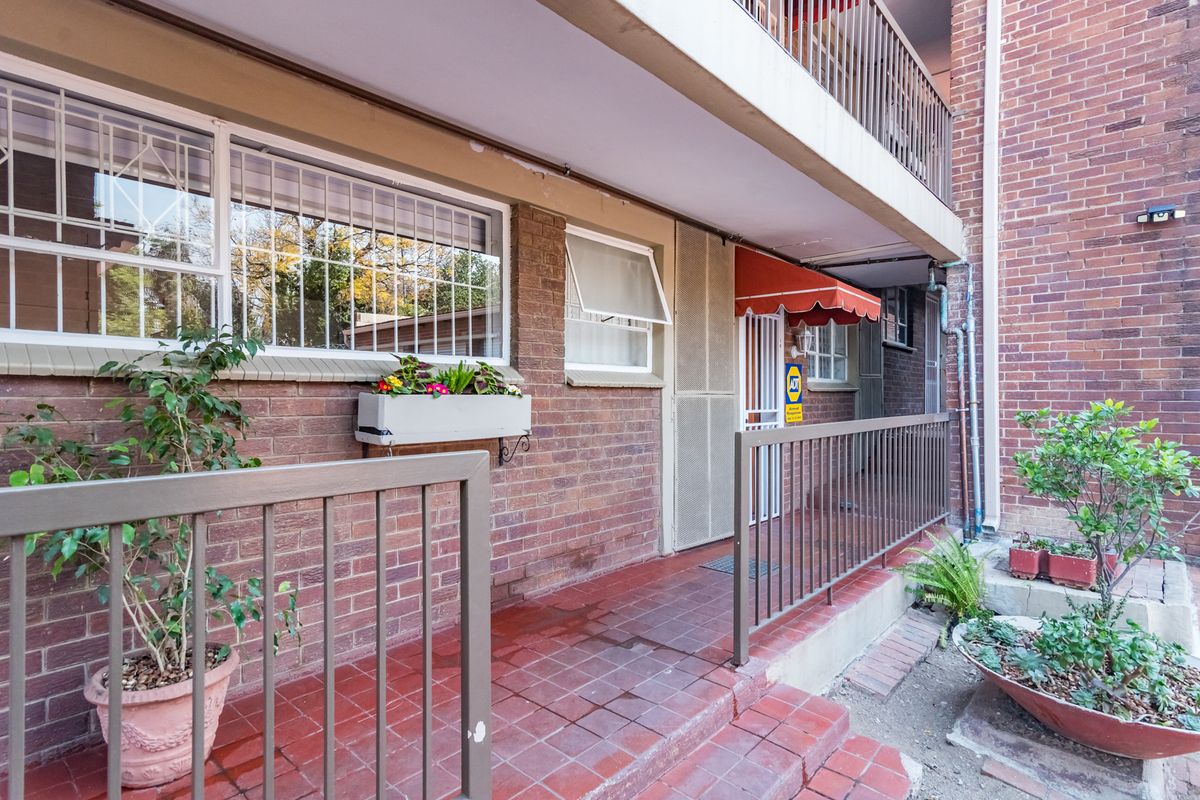 PET FRIENDLY.  SPACIOUS.  GROUND FLOOR UNIT. - Photo 5