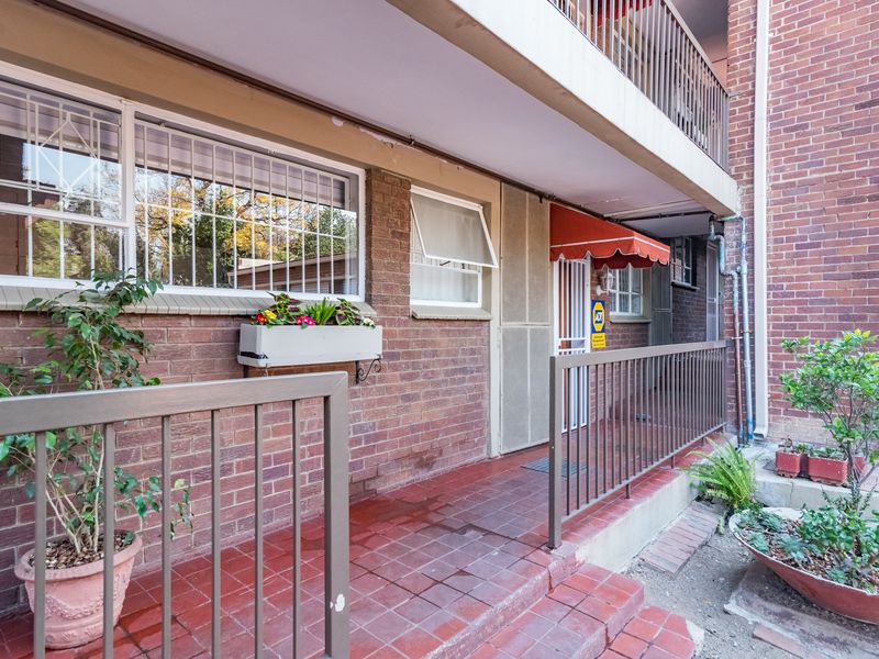 PET FRIENDLY.  SPACIOUS.  GROUND FLOOR UNIT. - Photo 5