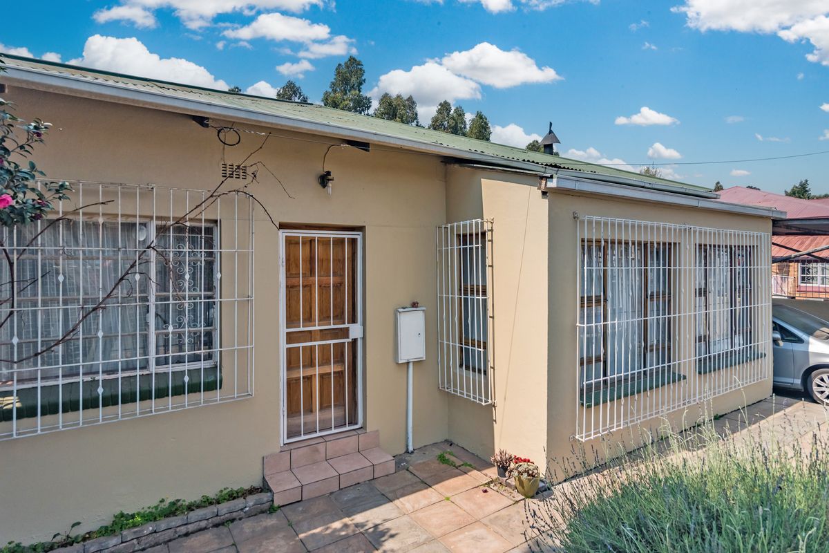 NEAT 3 BEDROOMED HOME WITH SEPARATE  COTTAGE OR TEENAGER PAD. - Photo 3