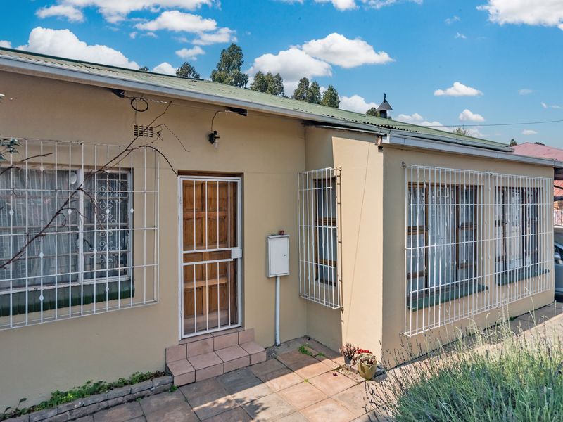 NEAT 3 BEDROOMED HOME WITH SEPARATE  COTTAGE OR TEENAGER PAD. - Photo 3