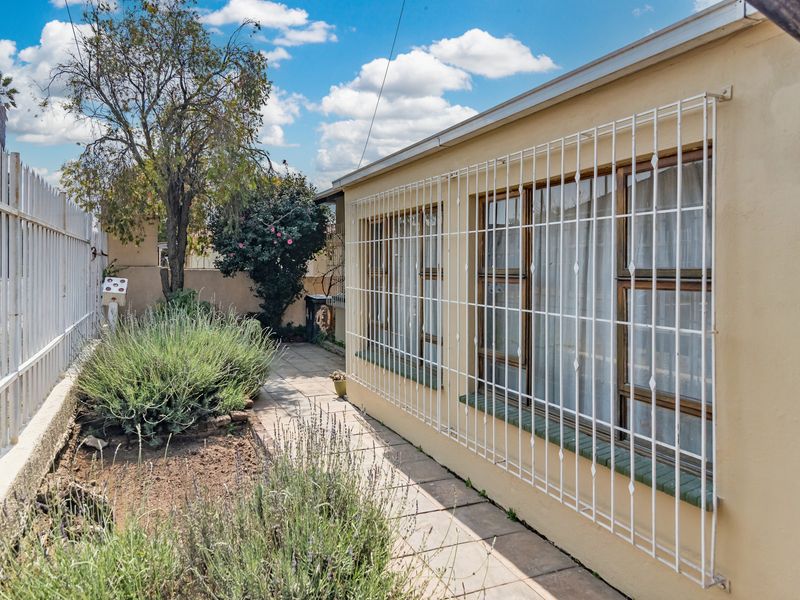 NEAT 3 BEDROOMED HOME WITH SEPARATE  COTTAGE OR TEENAGER PAD. - Photo 2