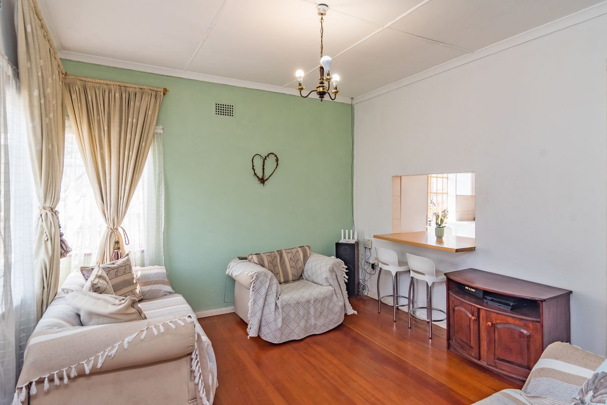NEAT 3 BEDROOMED HOME WITH SEPARATE  COTTAGE OR TEENAGER PAD. - Photo 4