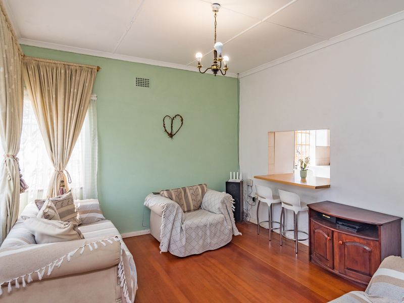 NEAT 3 BEDROOMED HOME WITH SEPARATE  COTTAGE OR TEENAGER PAD. - Photo 4