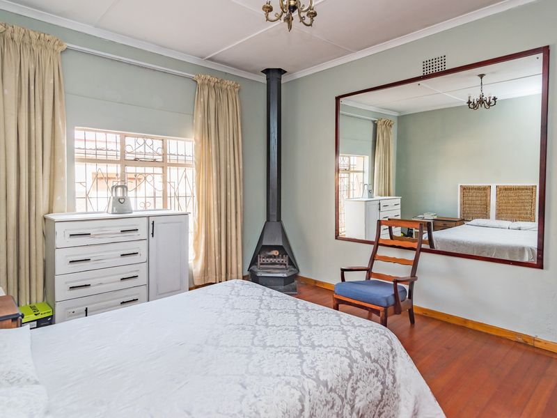 NEAT 3 BEDROOMED HOME WITH SEPARATE  COTTAGE OR TEENAGER PAD. - Photo 10