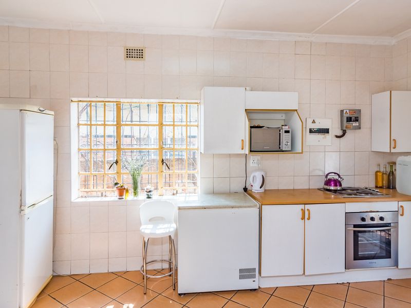 NEAT 3 BEDROOMED HOME WITH SEPARATE  COTTAGE OR TEENAGER PAD. - Photo 9