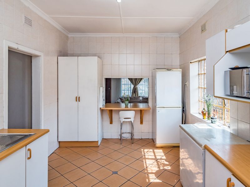 NEAT 3 BEDROOMED HOME WITH SEPARATE  COTTAGE OR TEENAGER PAD. - Photo 7