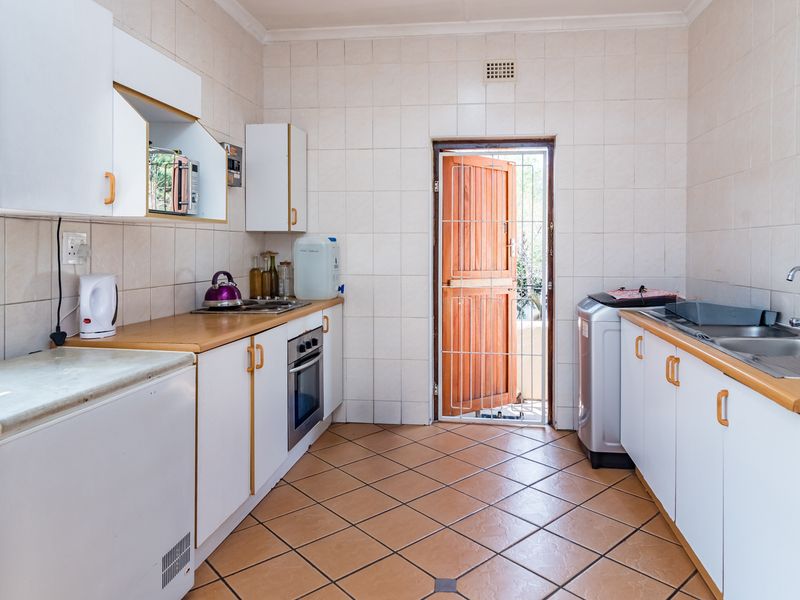 NEAT 3 BEDROOMED HOME WITH SEPARATE  COTTAGE OR TEENAGER PAD. - Photo 8