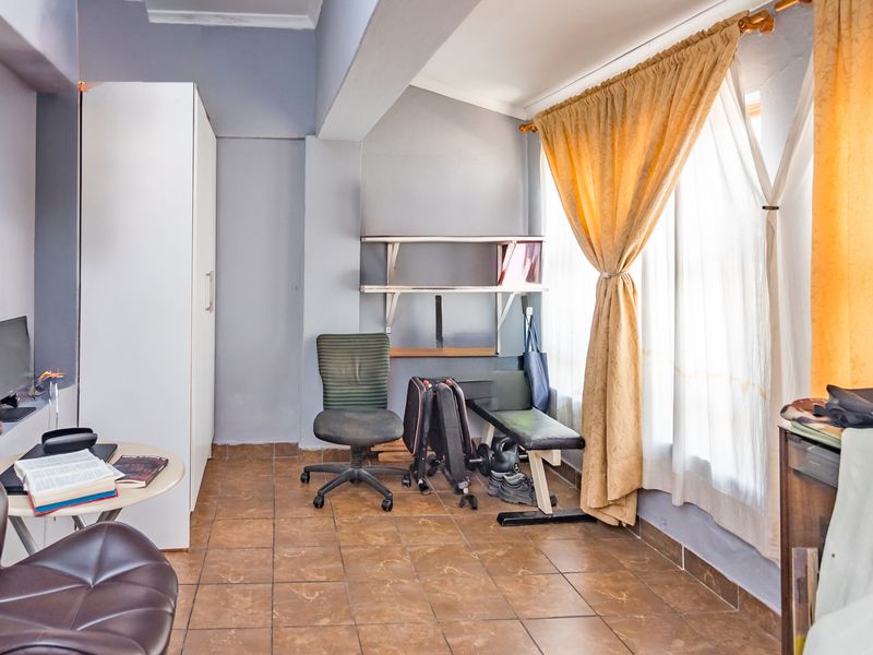 NEAT 3 BEDROOMED HOME WITH SEPARATE  COTTAGE OR TEENAGER PAD. - Photo 6