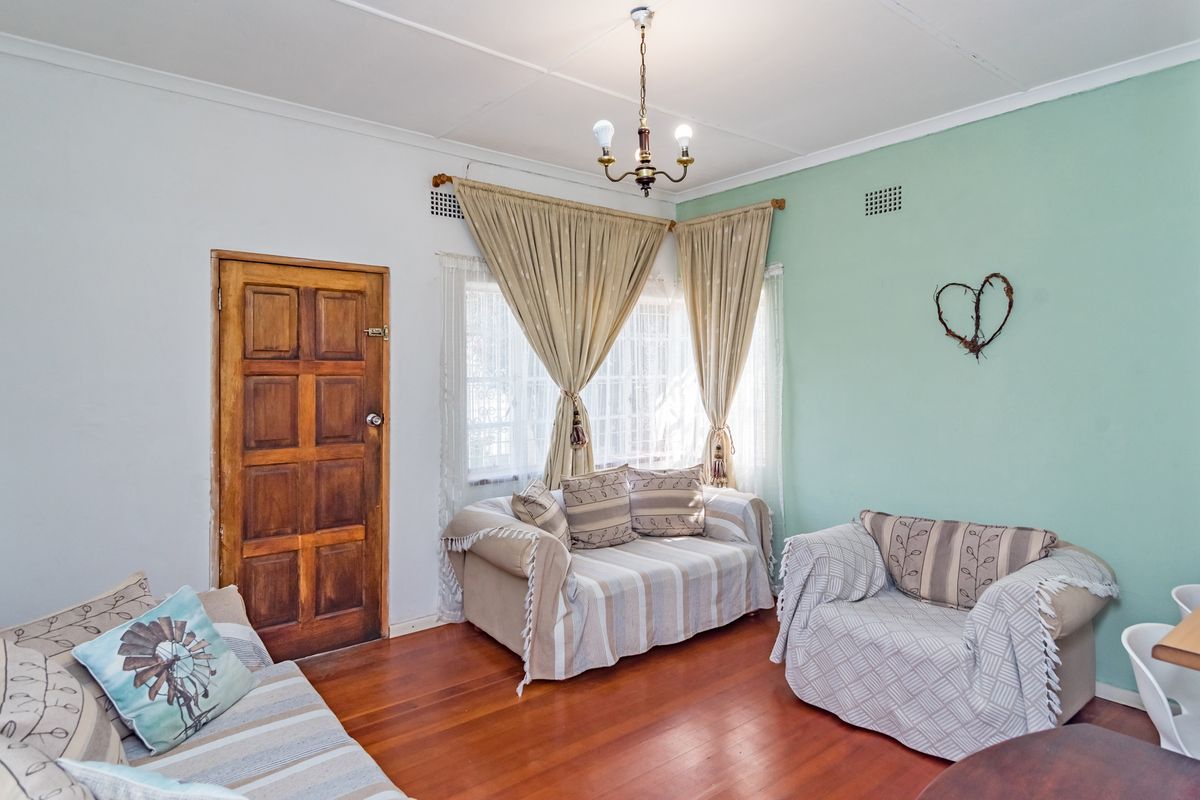 NEAT 3 BEDROOMED HOME WITH SEPARATE  COTTAGE OR TEENAGER PAD. - Photo 5