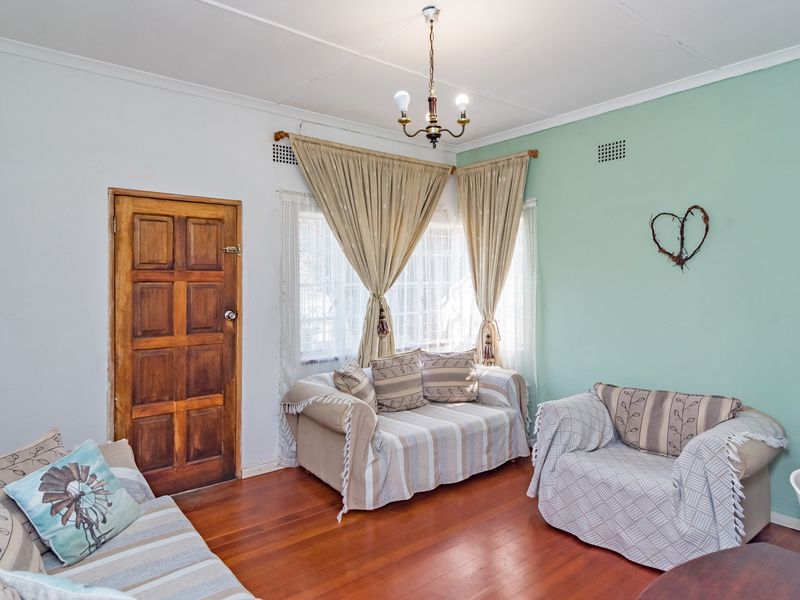 NEAT 3 BEDROOMED HOME WITH SEPARATE  COTTAGE OR TEENAGER PAD. - Photo 5