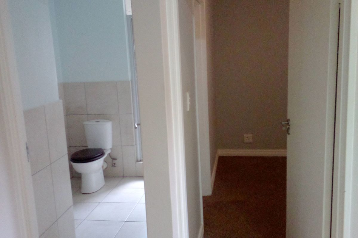 Edenburg 2 bedroom 2 bathroom for Sale - Photo 5