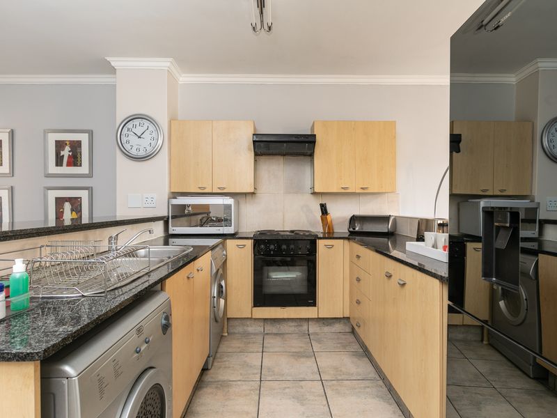 2 Bedroom Furnished Apartment To Let in Morningside, Sandton - Photo 5