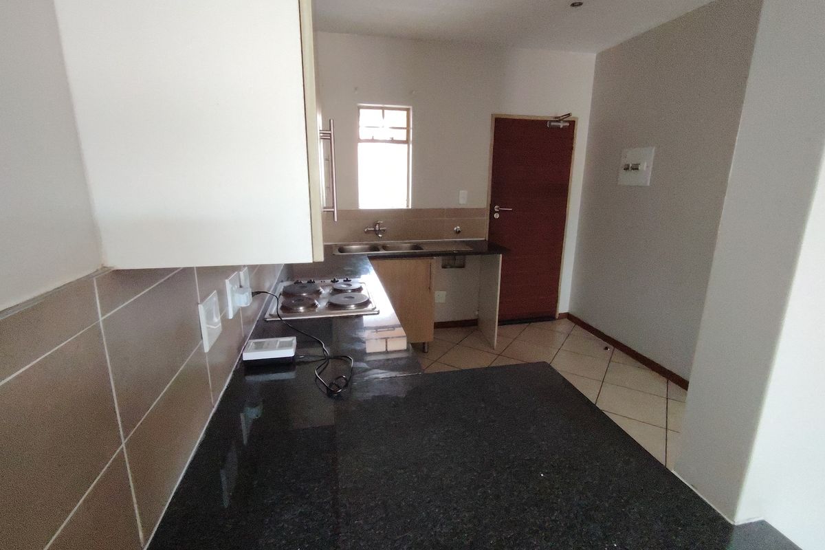 Perfect Lock up and Go Groundfloor apartment! - Photo 4