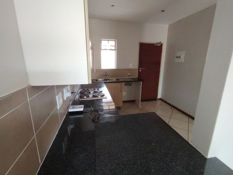 Perfect Lock up and Go Groundfloor apartment! - Photo 4