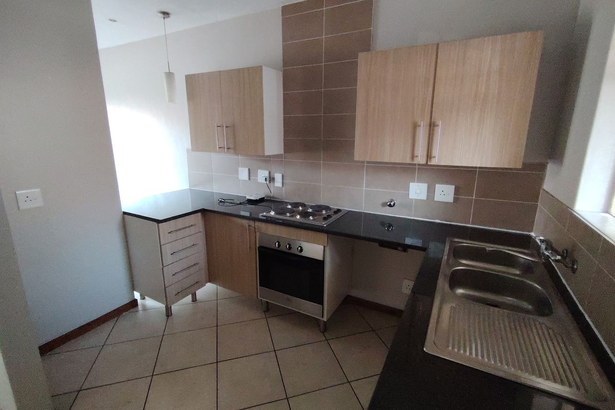 Perfect Lock up and Go Groundfloor apartment! - Photo 3