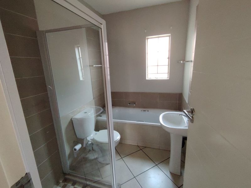 Perfect Lock up and Go Groundfloor apartment! - Photo 7