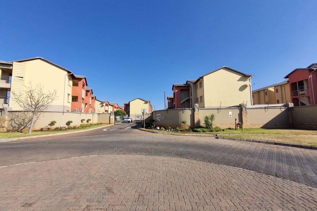 Perfect Lock up and Go Groundfloor apartment! - Photo 2