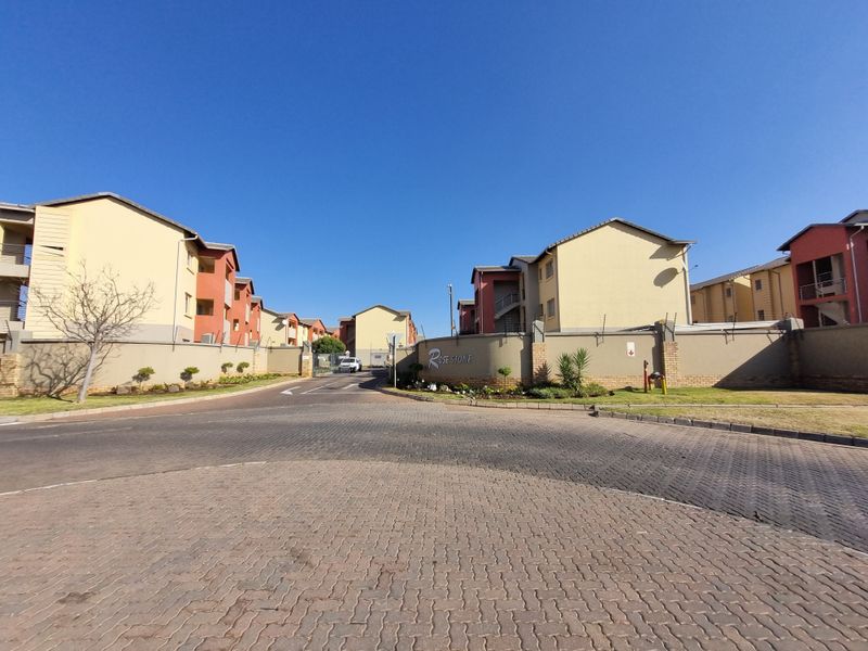 Perfect Lock up and Go Groundfloor apartment! - Photo 2