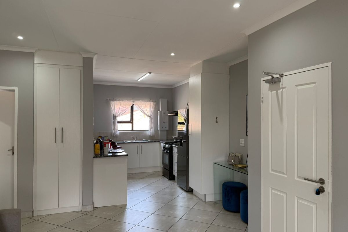 Modern 2 bedroom apartment with Balcony, Florida, Johannesburg west - Photo 4