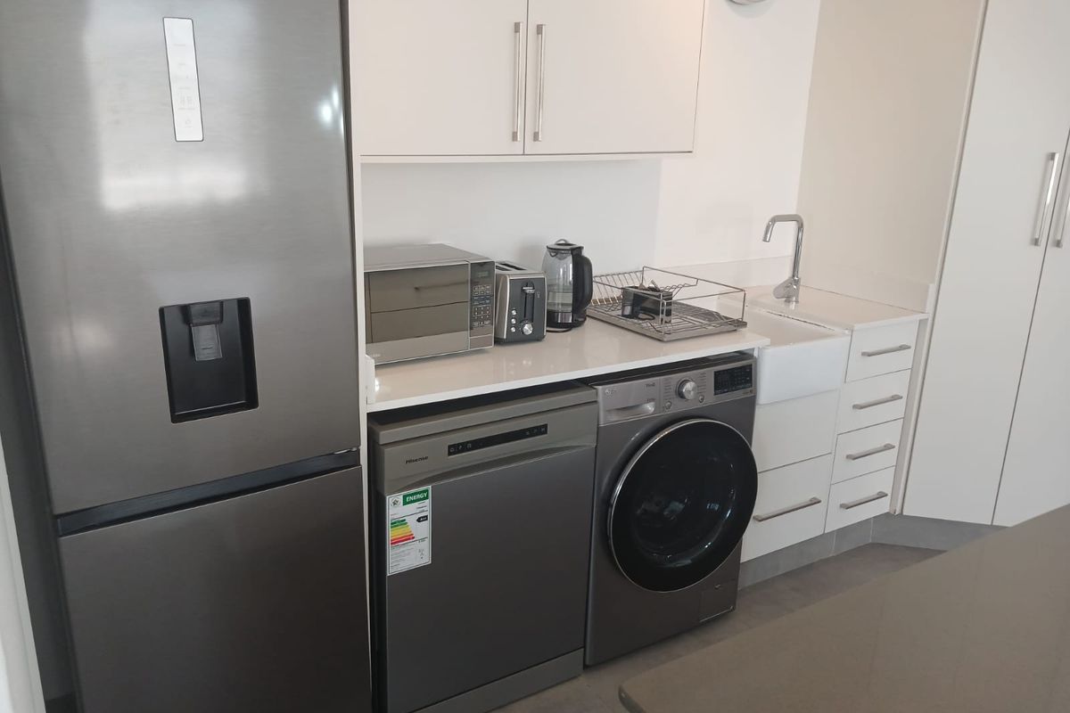 Stylish 2-bedroom furnished apartment to let in Sandhurst, Sandton—perfect for modern urban living! - Photo 5