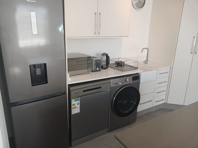 Stylish 2-bedroom furnished apartment to let in Sandhurst, Sandton—perfect for modern urban living! - Photo 5
