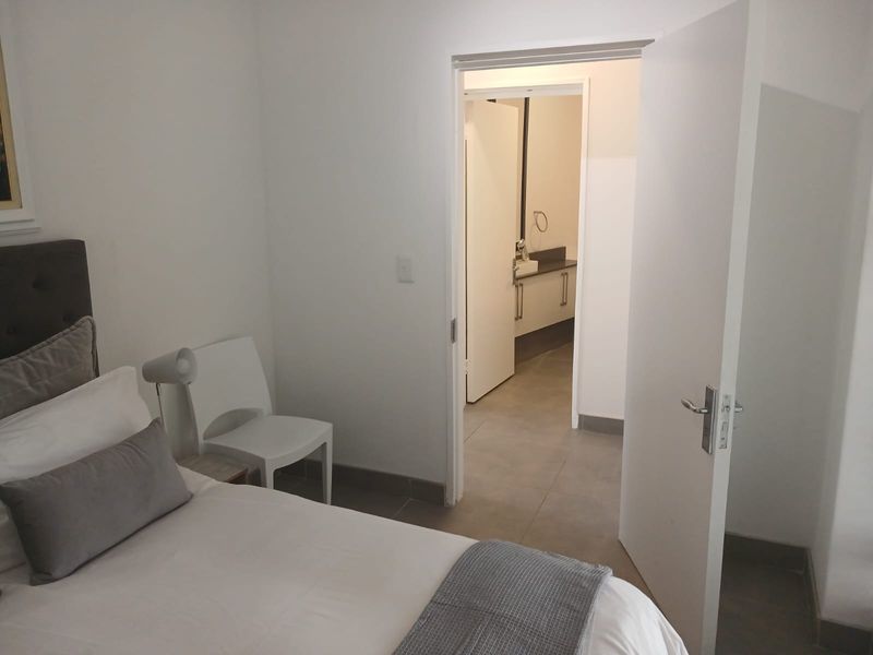 Stylish 2-bedroom furnished apartment to let in Sandhurst, Sandton—perfect for modern urban living! - Photo 10