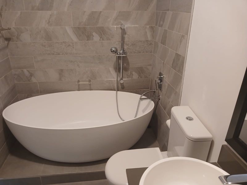 Stylish 2-bedroom furnished apartment to let in Sandhurst, Sandton—perfect for modern urban living! - Photo 9