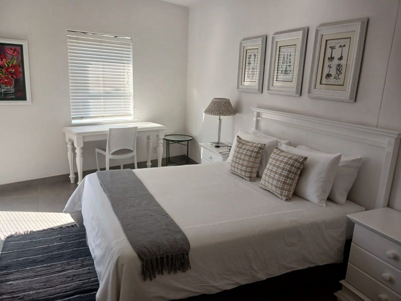 Stylish 2-bedroom furnished apartment to let in Sandhurst, Sandton—perfect for modern urban living! - Photo 8