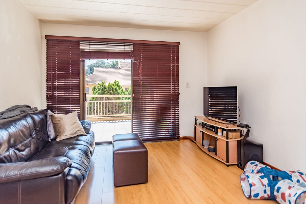 TRENDY 2-BEDROOM 2-BATH  APARTMENT WITH BALCONY AND BUILT IN BRAAI IN BRADFORD ESTATE,  BEDFORDVIEW - Photo 5