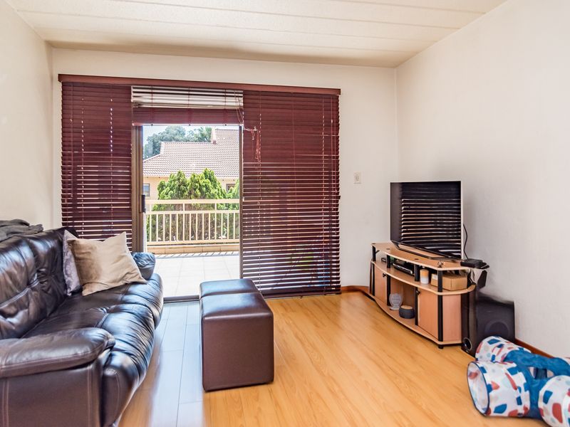 TRENDY 2-BEDROOM 2-BATH  APARTMENT WITH BALCONY AND BUILT IN BRAAI IN BRADFORD ESTATE,  BEDFORDVIEW - Photo 5