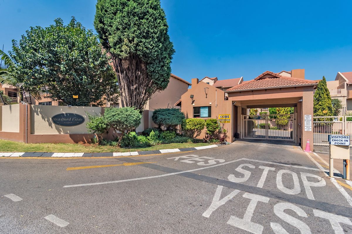 TRENDY 2-BEDROOM 2-BATH  APARTMENT WITH BALCONY AND BUILT IN BRAAI IN BRADFORD ESTATE,  BEDFORDVIEW - Photo 4