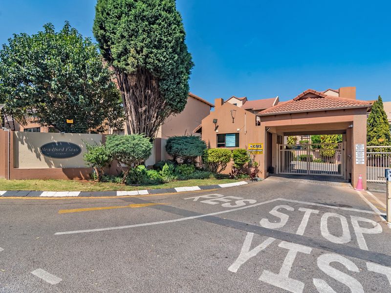 TRENDY 2-BEDROOM 2-BATH  APARTMENT WITH BALCONY AND BUILT IN BRAAI IN BRADFORD ESTATE,  BEDFORDVIEW - Photo 4