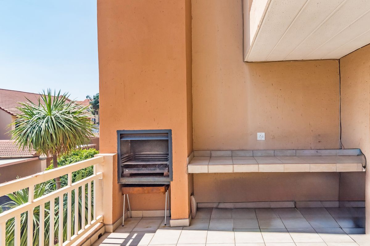 TRENDY 2-BEDROOM 2-BATH  APARTMENT WITH BALCONY AND BUILT IN BRAAI IN BRADFORD ESTATE,  BEDFORDVIEW - Photo 3