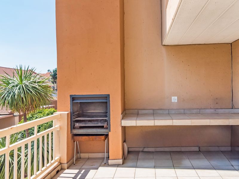 TRENDY 2-BEDROOM 2-BATH  APARTMENT WITH BALCONY AND BUILT IN BRAAI IN BRADFORD ESTATE,  BEDFORDVIEW - Photo 3