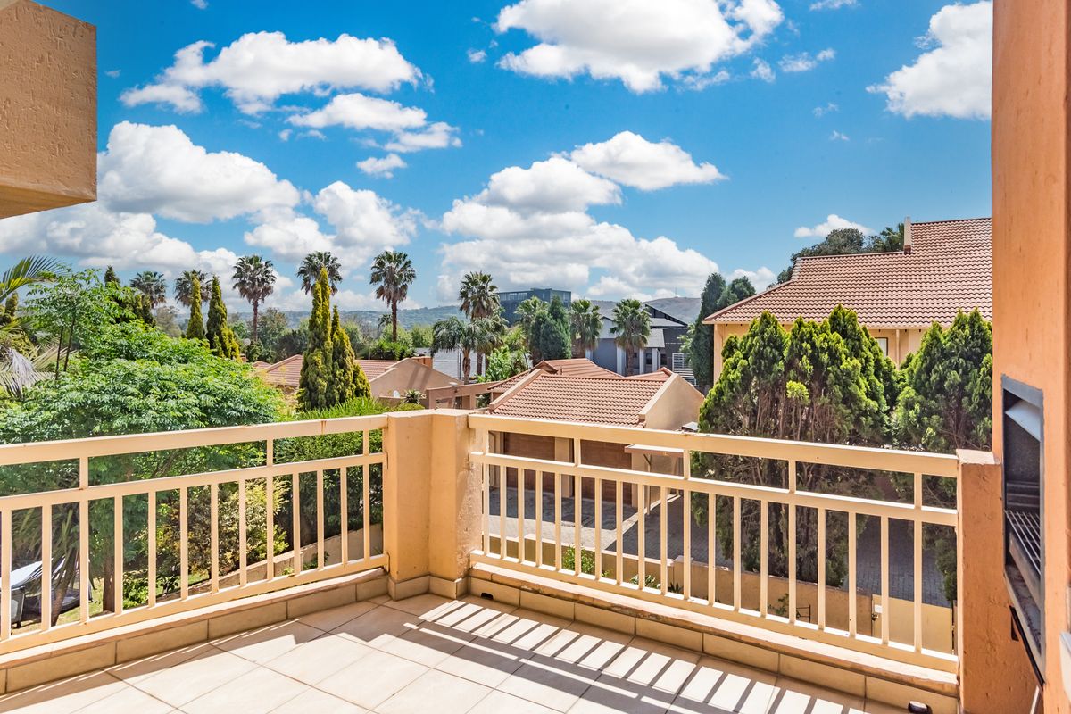 TRENDY 2-BEDROOM 2-BATH  APARTMENT WITH BALCONY AND BUILT IN BRAAI IN BRADFORD ESTATE,  BEDFORDVIEW - Photo 2