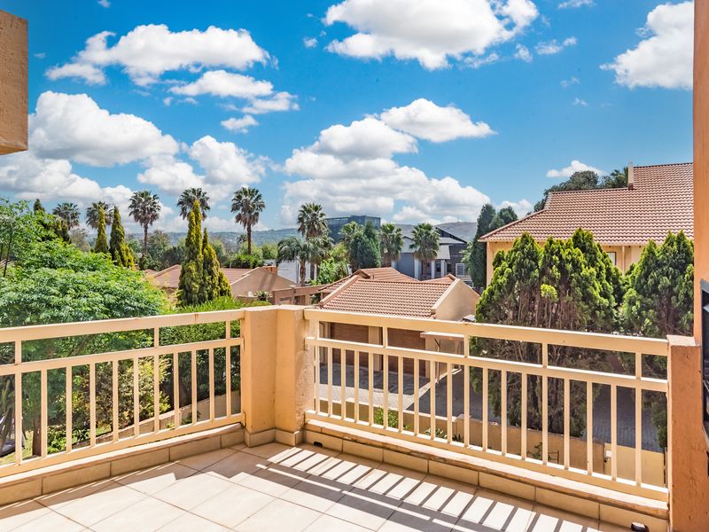 TRENDY 2-BEDROOM 2-BATH  APARTMENT WITH BALCONY AND BUILT IN BRAAI IN BRADFORD ESTATE,  BEDFORDVIEW - Photo 2