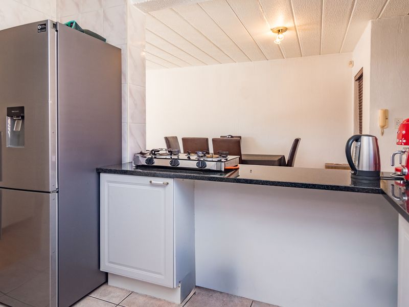 TRENDY 2-BEDROOM 2-BATH  APARTMENT WITH BALCONY AND BUILT IN BRAAI IN BRADFORD ESTATE,  BEDFORDVIEW - Photo 9