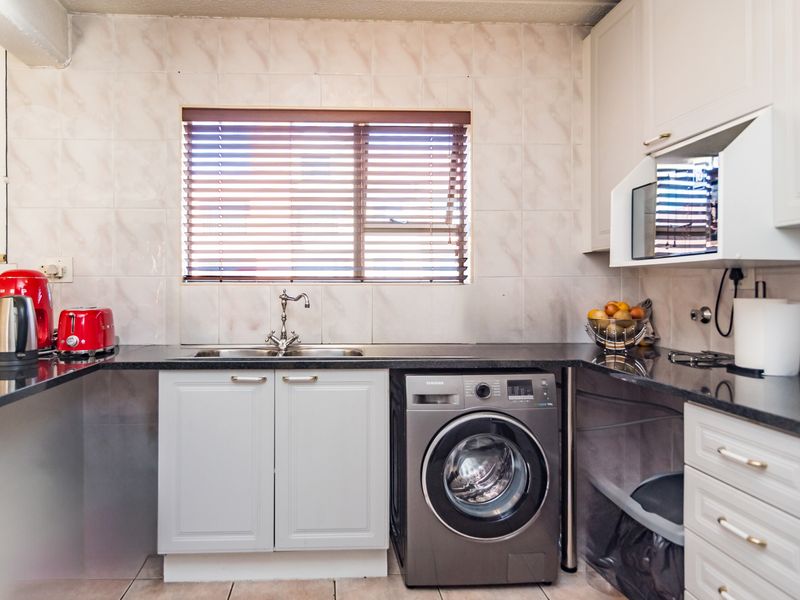 TRENDY 2-BEDROOM 2-BATH  APARTMENT WITH BALCONY AND BUILT IN BRAAI IN BRADFORD ESTATE,  BEDFORDVIEW - Photo 8