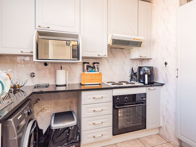 TRENDY 2-BEDROOM 2-BATH  APARTMENT WITH BALCONY AND BUILT IN BRAAI IN BRADFORD ESTATE,  BEDFORDVIEW - Photo 7